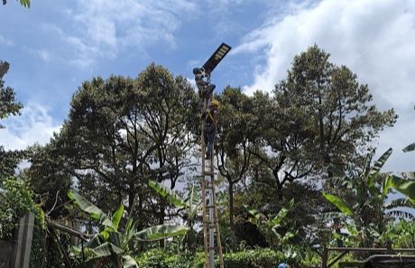 Solar Powered Street Lights For Village Roadway Lighting in Indonesia