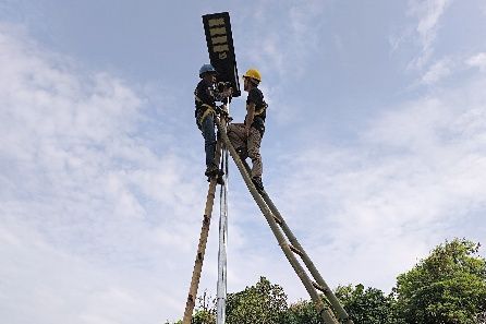 Solar Powered Street Lights For Village Roadway Lighting in Indonesia
